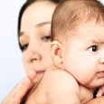 Ulewanie u niemowlaka to niegroźna konsekwencja niedojrzałości układu pokarmowego - to minie!