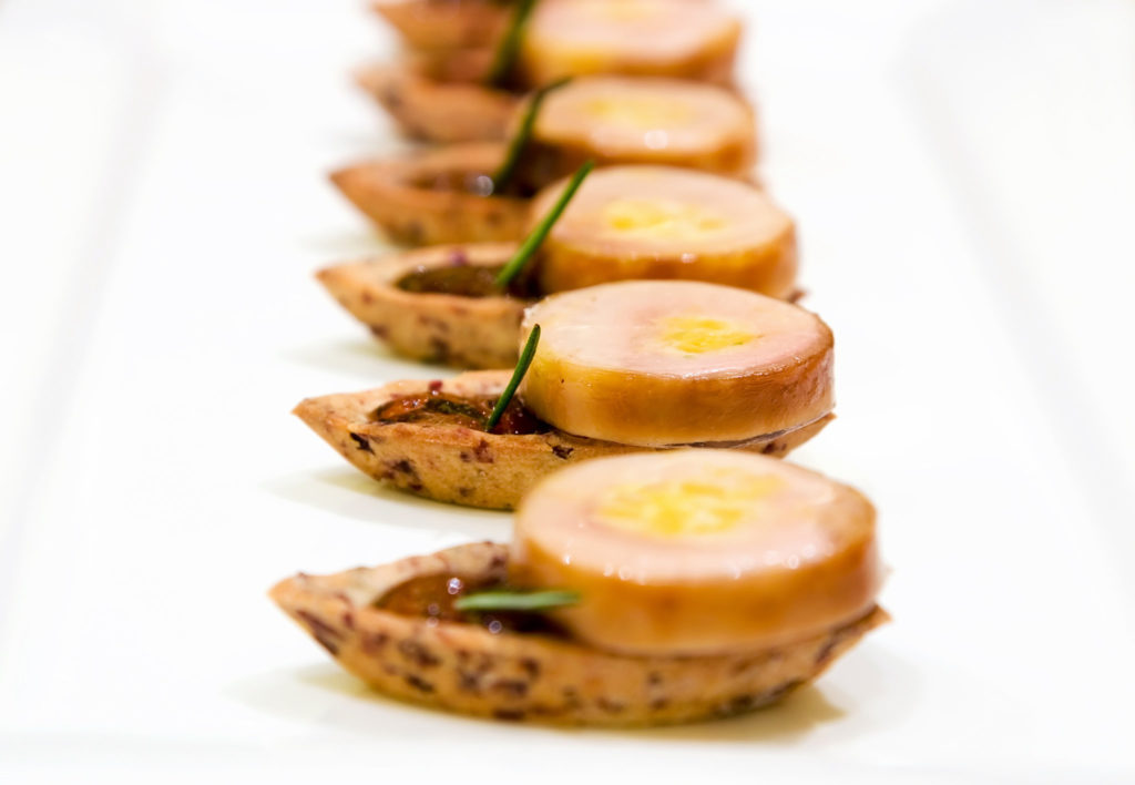 Foie gras podaje się w niewielkich porcjach, elegancko i wykwintnie - w końcu to rarytas!