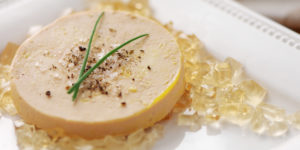 Foie gras powstaje z tłustych drobiowych wątróbek - gęsich i kaczych
