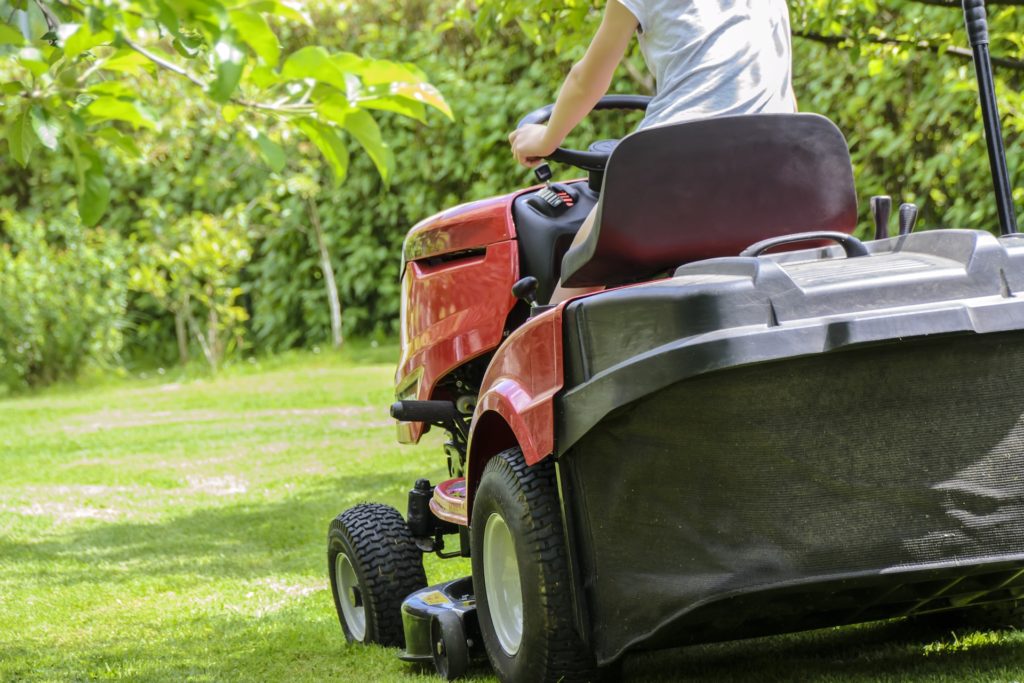 Traktor ogrodowy to urządzenie wielofunkcyjne, choć wykorzystywane przede wszystkim do koszenia trawy