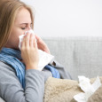Pierwsze objawy przeziębienia to katar i lekki ból głowy oraz stan podgorączkowy