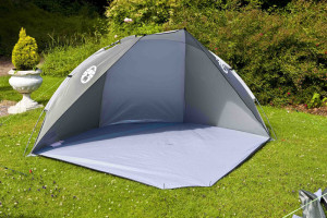 Tradycyjnie rozkładany namiot można rozbić również w ogrodzie lub nad jeziorem
