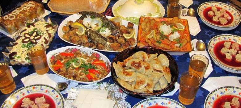 Kolacja Wigilijna składa się najczęściej z tradycyjnych i sycących 12 potraw