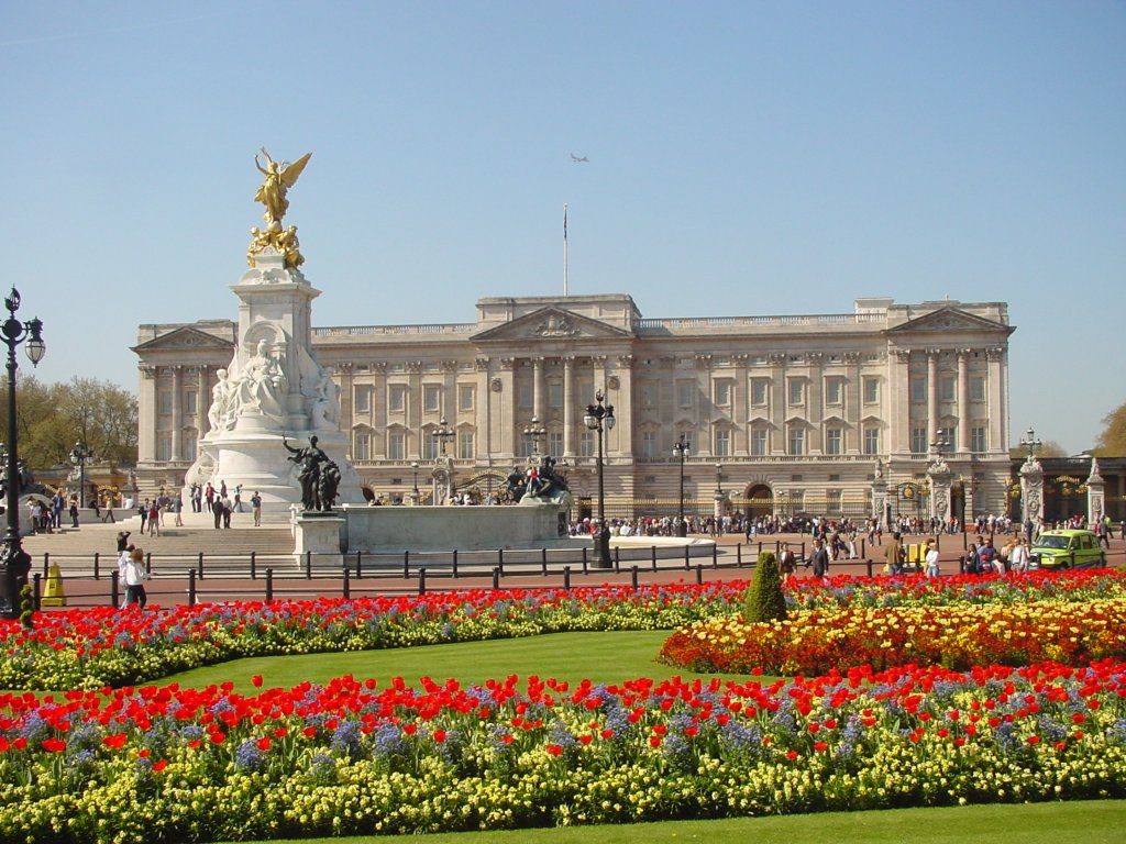 Buckingham Palace to największy zamek królewski w Europie i na świecie, wciąż tętniący życiem