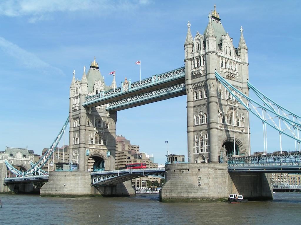 Tower Bridge to most zwodzony nad londyńską Tamizą, piękny i monumentalny