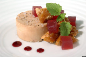 Foie gras można jeść na zimno (w formie pasztetu) lub na ciepło (po podsmażeniu na tłuszczu, najlepiej kaczym lub gęsim)