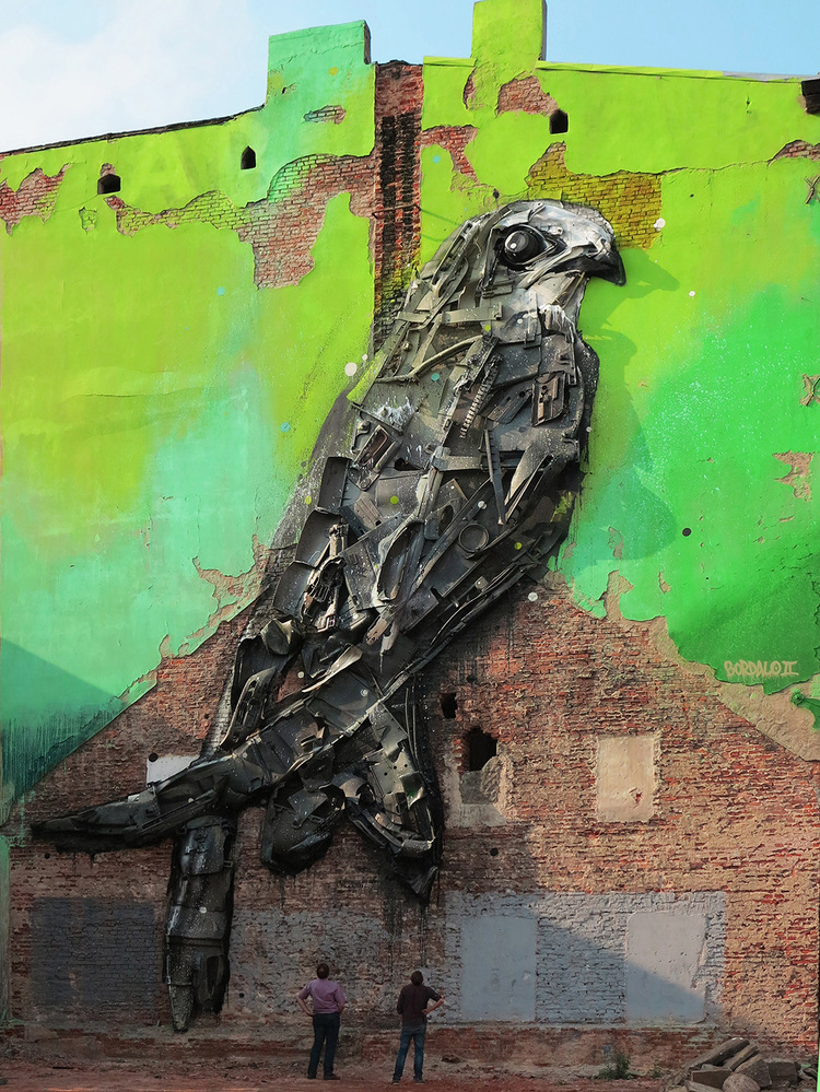 Ptak zrobiony z porzuconej stali i metalu jest zbyt ciężki, by wzlecieć - smutny symbol destrukcyjnego wpływu nadmiaru śmieci na naszą planetę