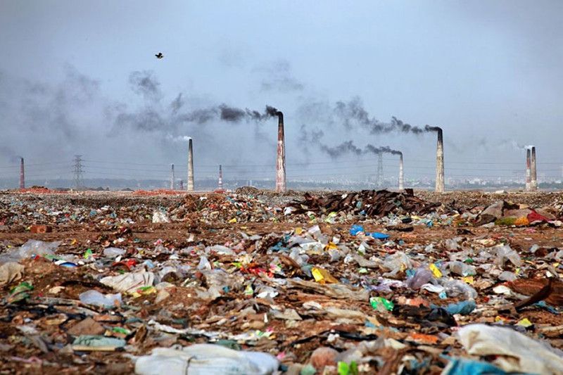 Spalarnia śmieci w Bangladeszu - ludzie tam mieszkający oddychają powietrzem zawierającym bardzo niebezpieczne dla ich zdrowia związki 