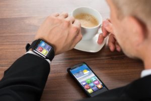 Smartwatch będzie kompatybilny z naszym telefonem jeśli będą wyposażone w ten sam system operacyjny, np. Android