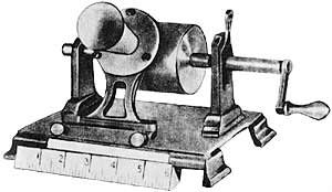 Fonograf Edisona nie przypominał kształtem gramofonów, a dźwięk zapisywany był na walcu, a nie na płycie