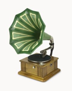 Gramofony spopularyzowały się w latach 30-tych XX wieku, choć jakość odtwarzanego z nich dźwięku pozostawiała wówczas wiele do życzenia