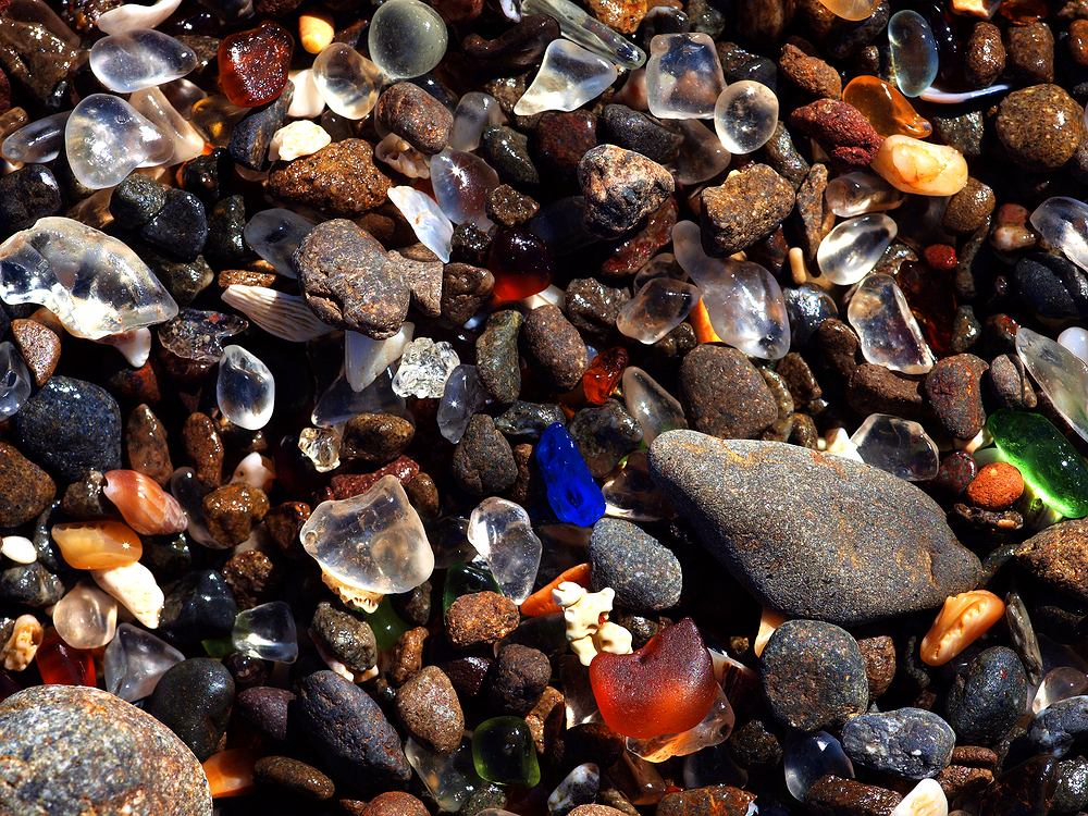 Szklana plaża znajduje się w Kalifornii i powstała w miejscu, w którym wcześniej było wysypisko śmieci