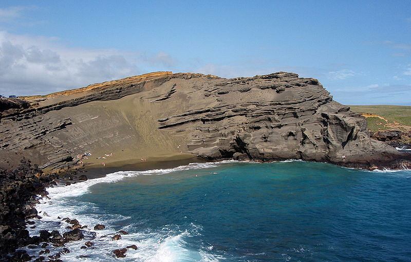 Zielona plaża znajduje się na jednej z hawajskich wysp, a swój niezwykły kolor zawdzięcza oliwinowi - minerałowi, w który bogaty jest pobliski stożek wulkaniczny