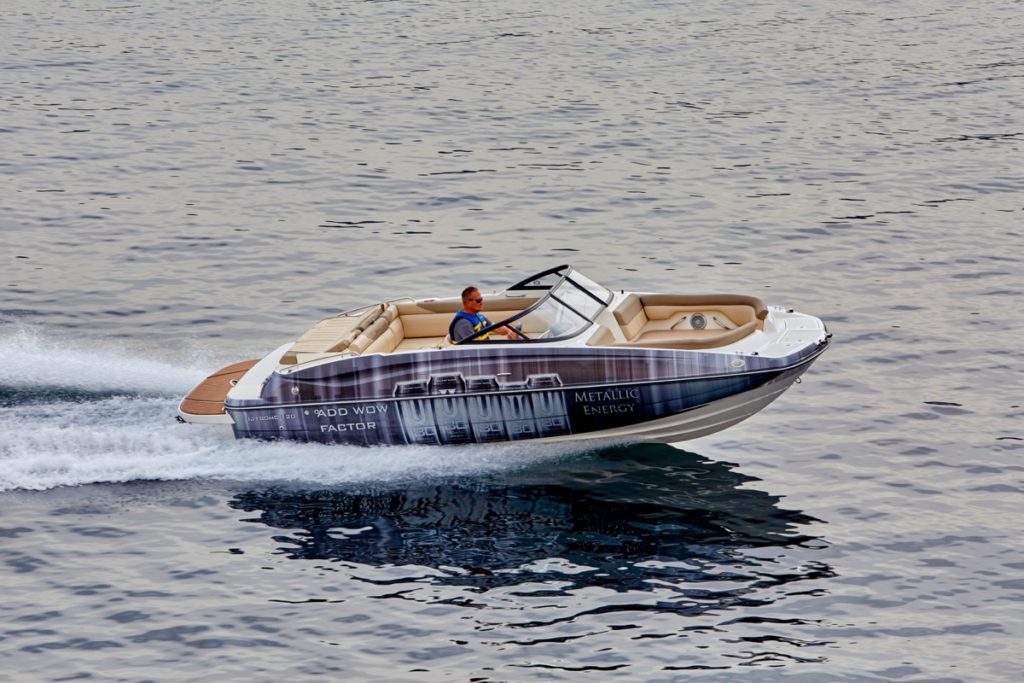 Spersonalizować można również łódki, motorówki i jachty - folia jest odporna na kontakt w wodą