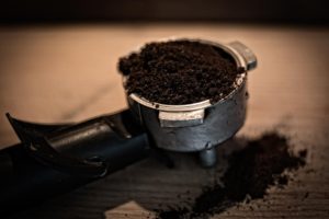 Świeżo zmielona kawa powinna być dobrze ubita w sitku - ekspresy automatyczne pobierają odpowiednią ilość kawy i same ją ubijają