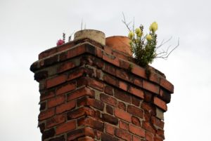 Regularne czyszczenie kominów to obowiązek właściciela i zarządcy budynku - powinno się to zlecić odpowiednim specjalistom