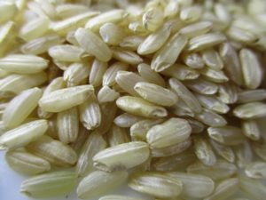 Ryż doskonale absorbuje wodę - wsypany do bawełnianej skarpetki sprawdzi się w roli pochłaniacza wilgoci