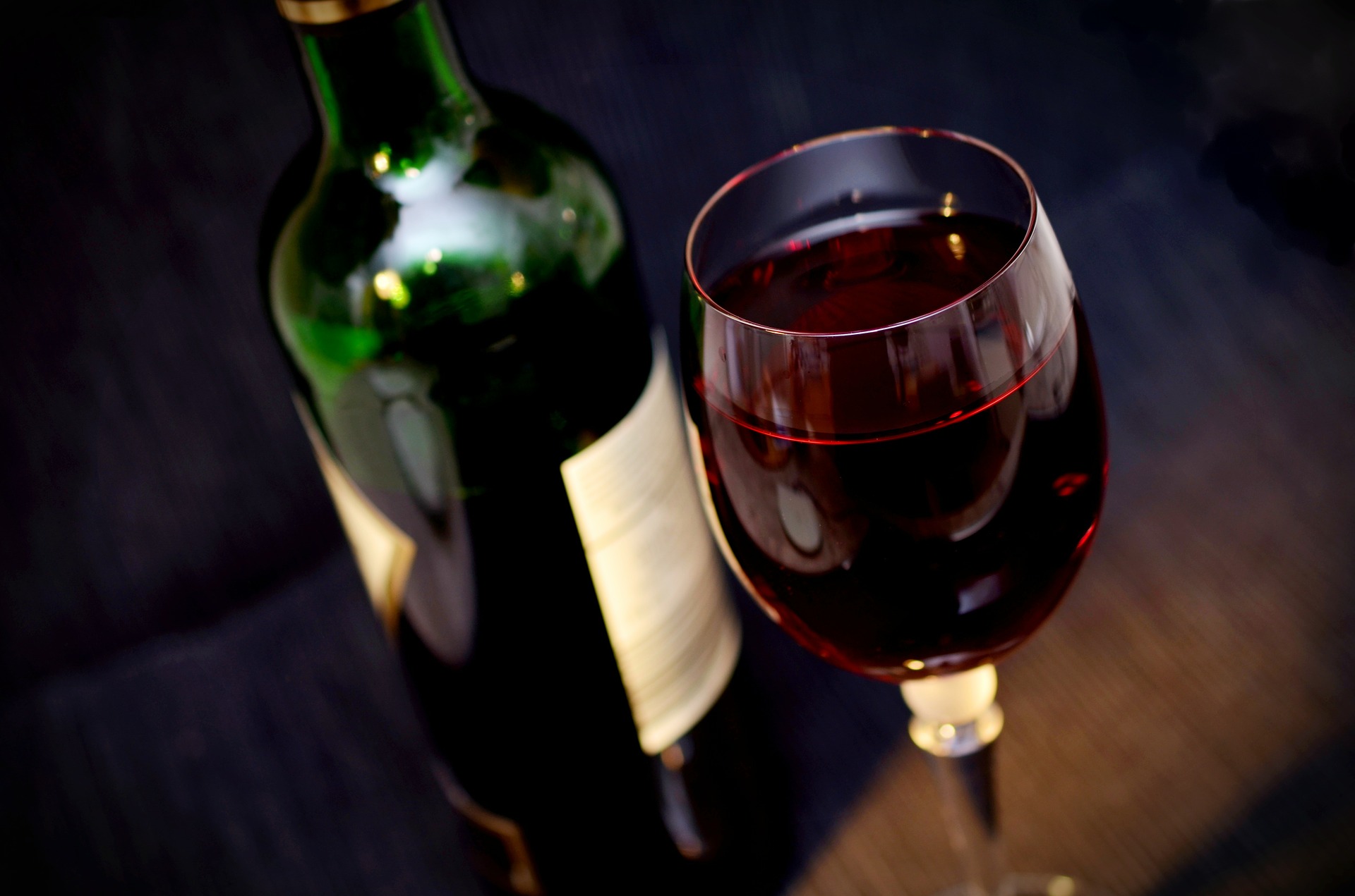 Wino do kolacji to zwyczaj popularny zwłaszcza wśród Francuzów, którzy rzadziej umierają z powodu chorób układu krążenia