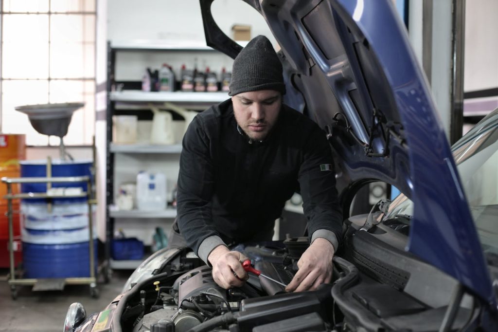 mechanik samochodowy kiedy skorzystac z jego uslug